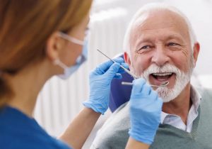 Viaje desde Irlanda a España para ponerse implantes dentales